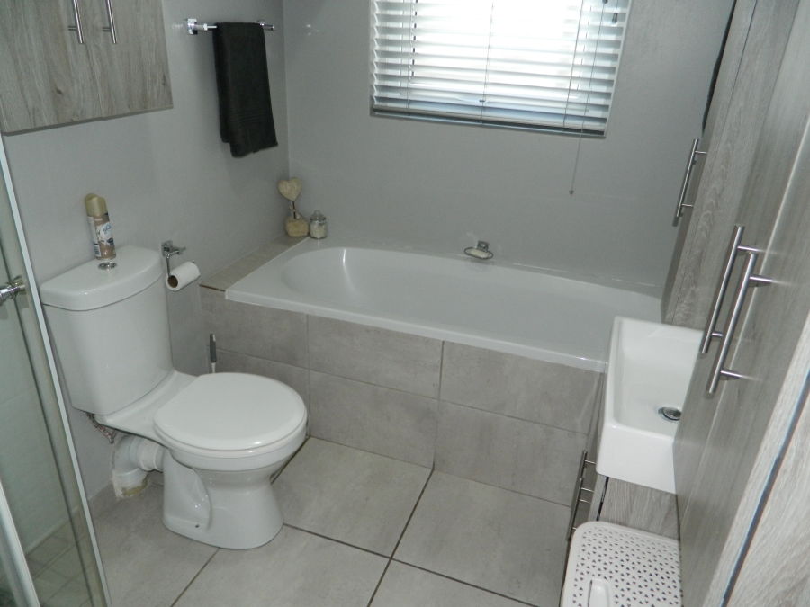 2 Bedroom Property for Sale in Bergenzicht Estate Western Cape